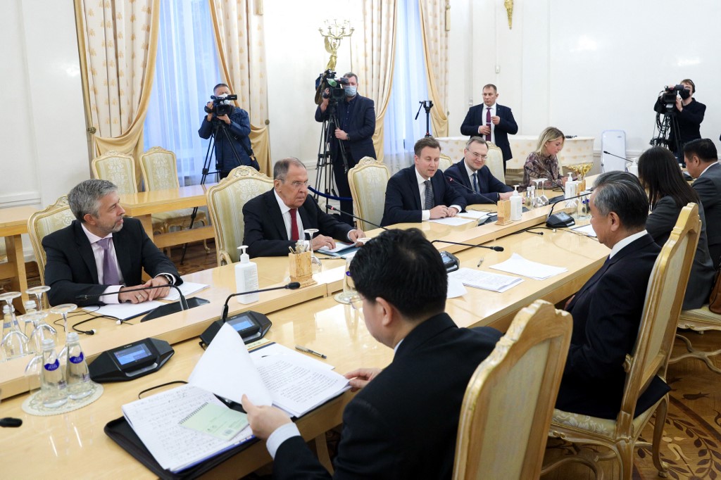 Ρωσία: Επίσκεψη του Κινέζου ΥΠΕΞ – Στην ατζέντα φθηνό ρωσικό πετρέλαιο και στρατιωτική συνεργασία