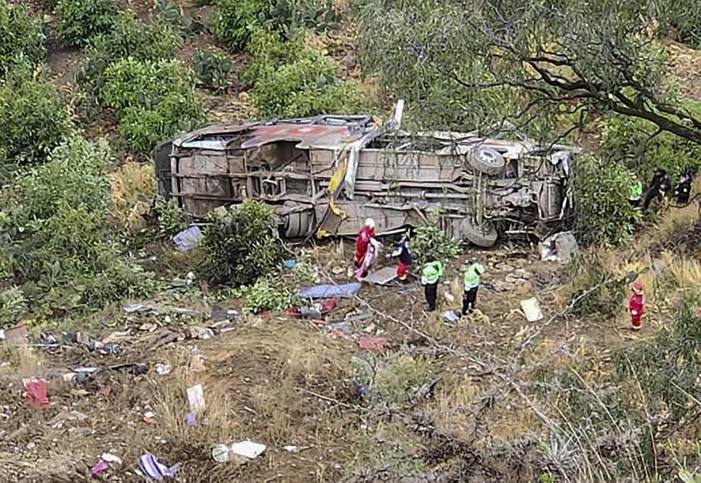 Τραγικός απολογισμός με 24 νεκρούς στο Περού από πτώση λεωφορείου σε γκρεμό