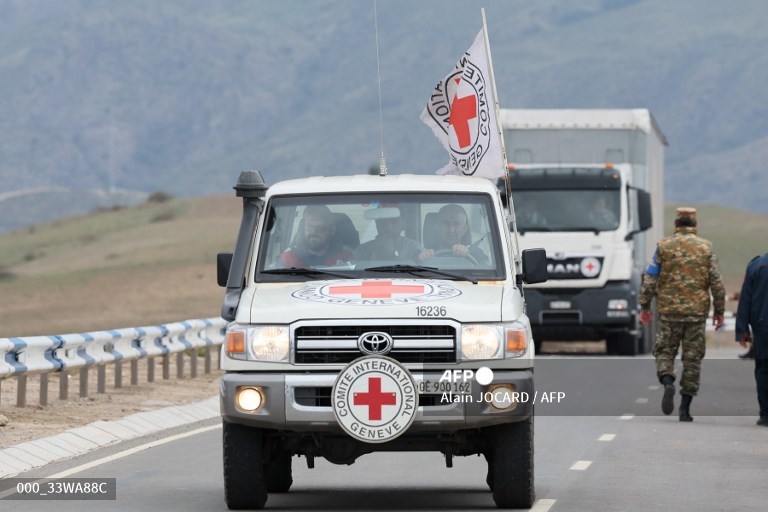 Ναγκόρνο Καραμπάχ: Ασθενοφόρα με τραυματίες κατευθύνονται από τον θύλακα προς την Αρμενία, σύμφωνα με το Interfax