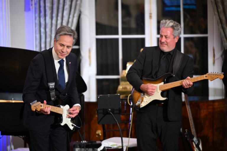 Ο Μπλίνκεν παίρνει την κιθάρα του για τη νέα ώθηση της αμερικανικής «μουσικής διπλωματίας»