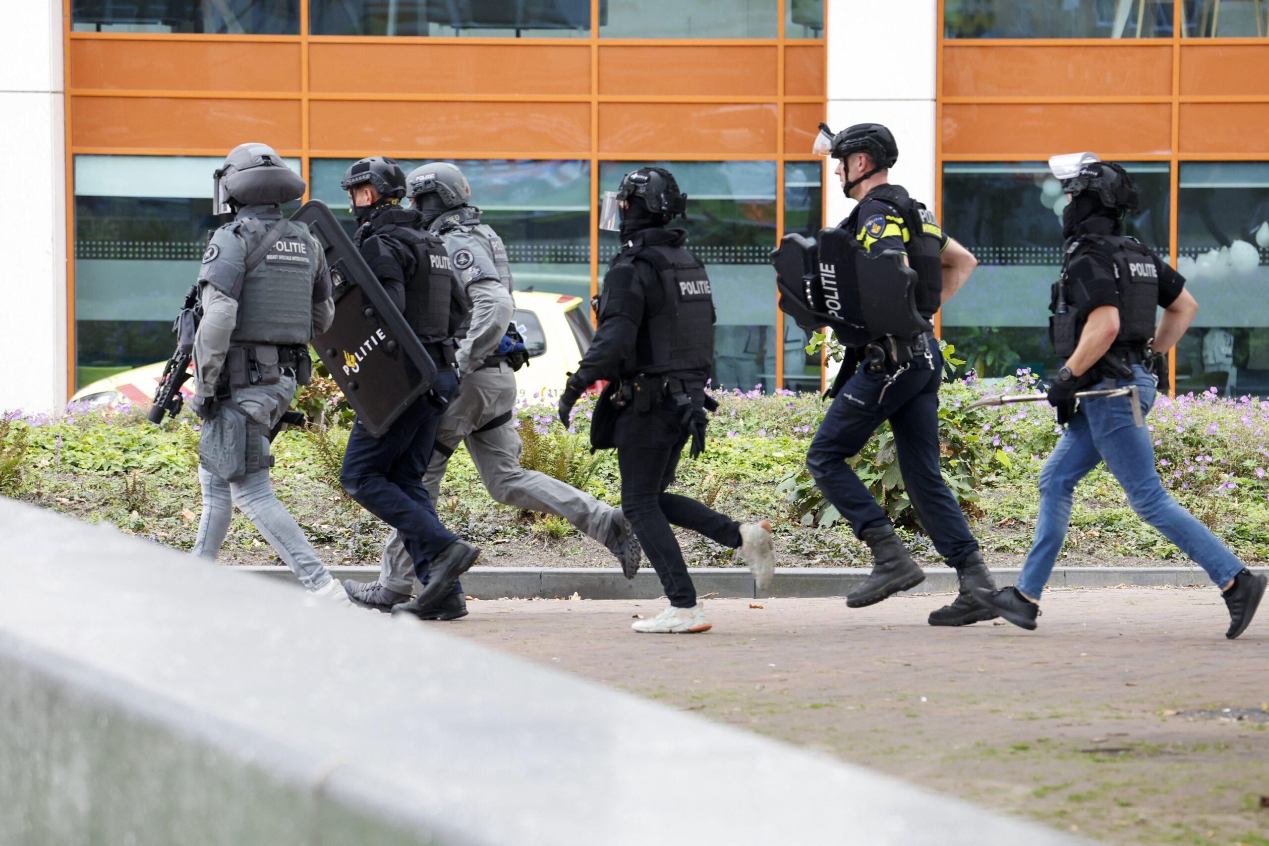 Πανικός στο Ρότερνταμ: Δύο τραυματίες από πυροβολισμούς σε Πανεπιστήμιο