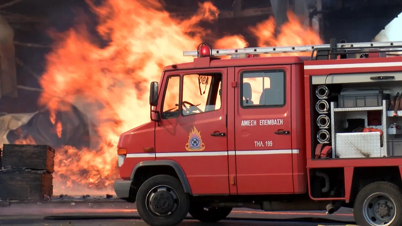 Υπό έλεγχο η φωτιά σε αποθήκη στο Κορωπί – Επιχείρησαν 15 πυροσβέστες με 5 οχήματα
