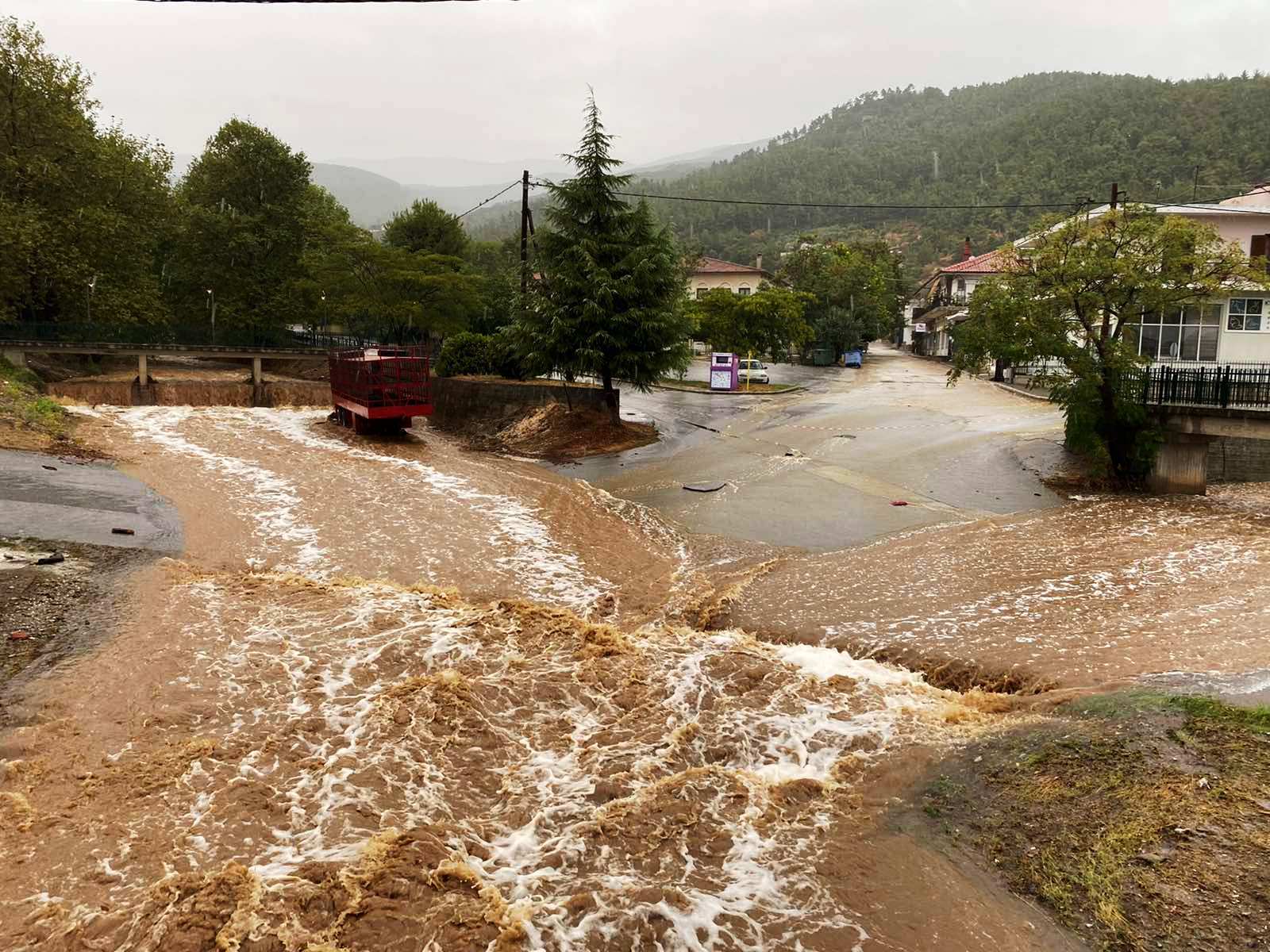 Κομμένη στα δυο η Θεσσαλία – Τα νερά διαπερνούν την γέφυρα του Πηνειού