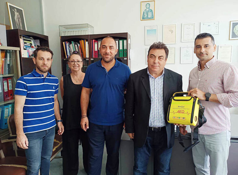 Παραδόθηκαν 15 απινιδωτές σε σχολικές μονάδες του Δήμου Πύργου