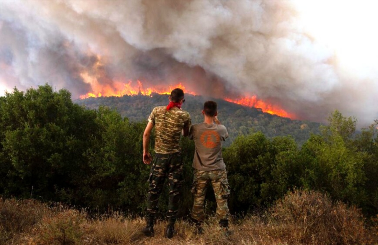 Η μάχη των πυροσβεστών στα μέτωπα της φωτιάς και των πλημμυρών