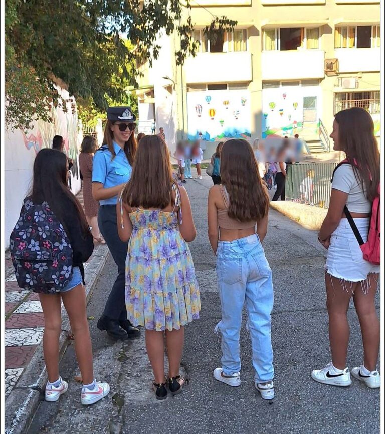 Ενημερωτικά φυλλάδια διένειμαν τροχονόμοι σε γονείς και μαθητές Δημοτικών σχολείων στη Θεσσαλονίκη