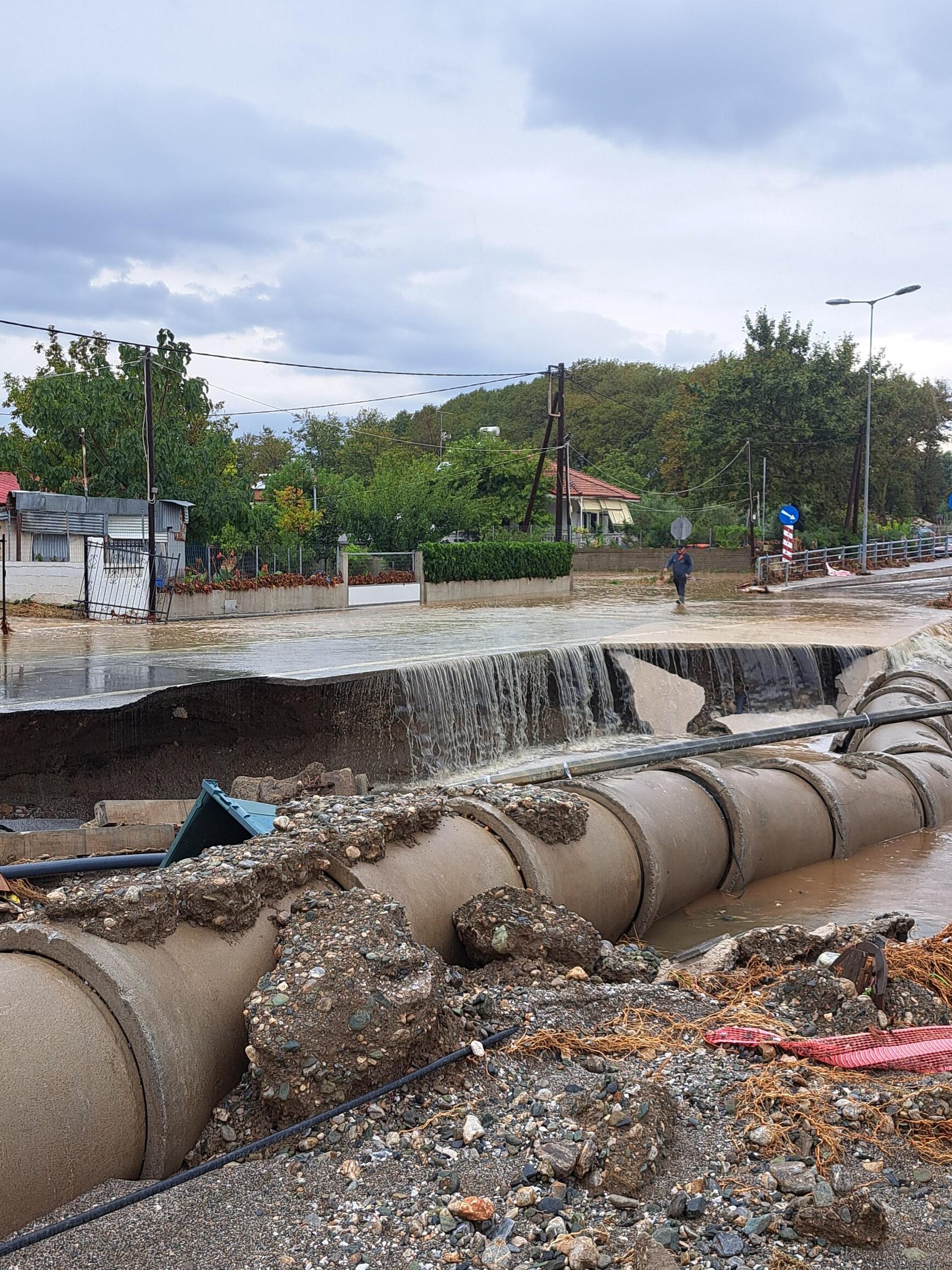 Διακοπή κυκλοφορίας σε δρόμους στον Ν. Λάρισας λόγω πλημμύρας