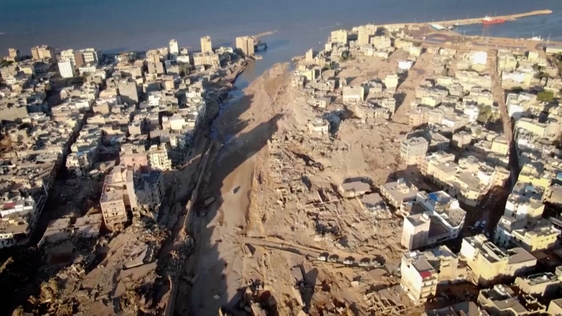 Πλάνα από drone αποκαλύπτουν την πρωτοφανή καταστροφή στη Ντέρνα (video)