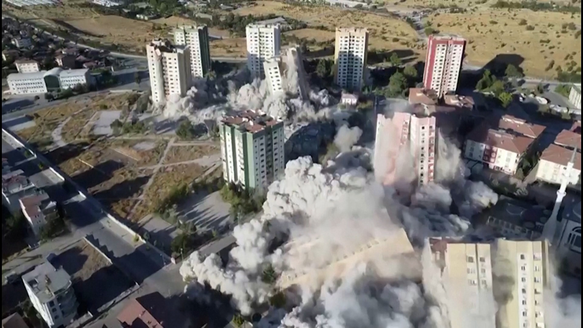 Βίντεο: Κατεδάφιση με εκρηκτικά για εννέα σεισμόπληκτες πολυκατοικίες στην Τουρκία
