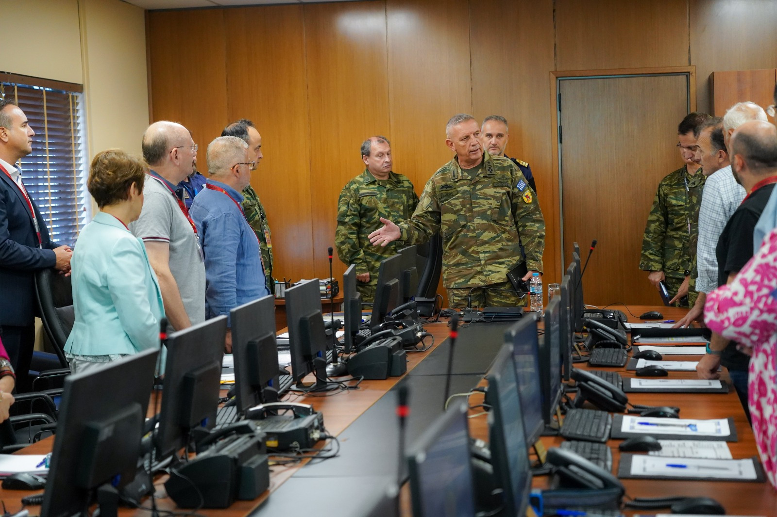 Στην αίθουσα επιχειρήσεων ΠΑΜ-ΠΣΕΑ ο Α/ΓΕΕΘΑ Κ. Φλώρος για την άσκηση «Παρμενιών – 23» με τους φορείς της Κεν. Διοίκησης — Φωτογραφίες