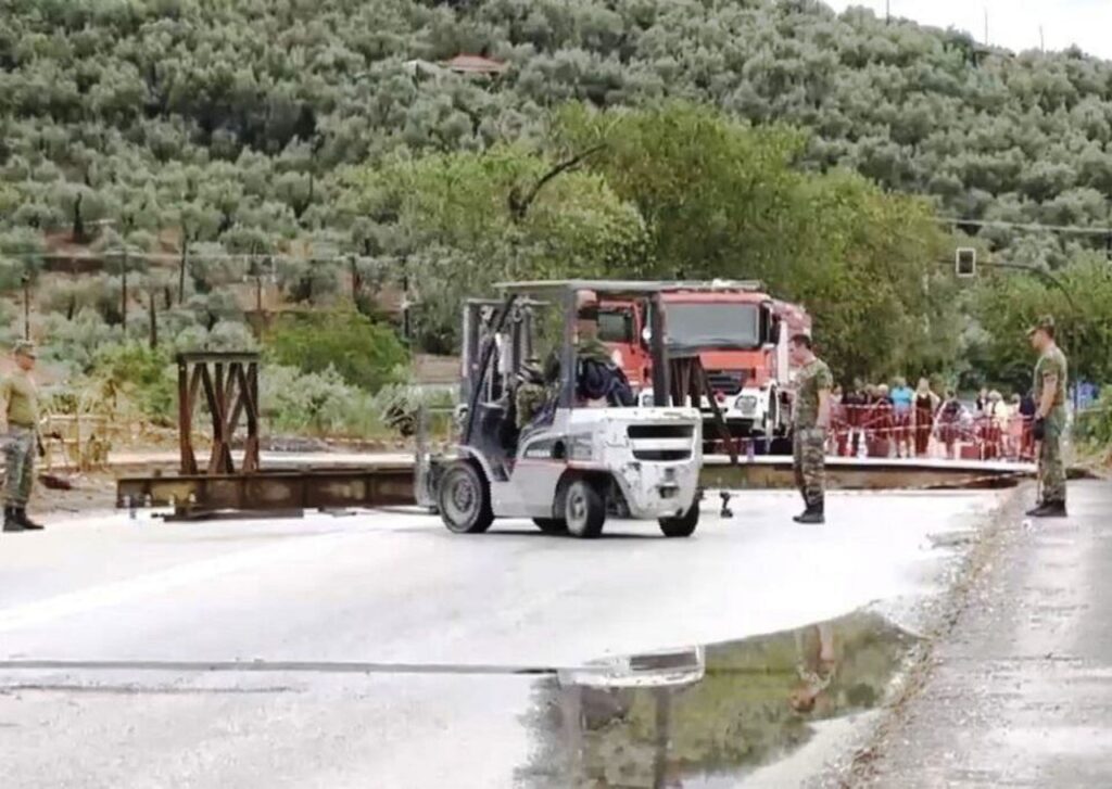 Ο στρατός τοποθέτησε την πτυσσόμενη γέφυρα στα Καλά Νερά