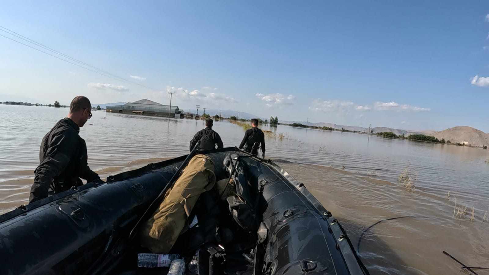 Θεσσαλία – Φωτογραφίες: Καρέ – καρέ οι επιχειρήσεις της Μονάδας Υποβρυχίων Αποστολών του Λιμενικού σε χωριά του Παλαμά