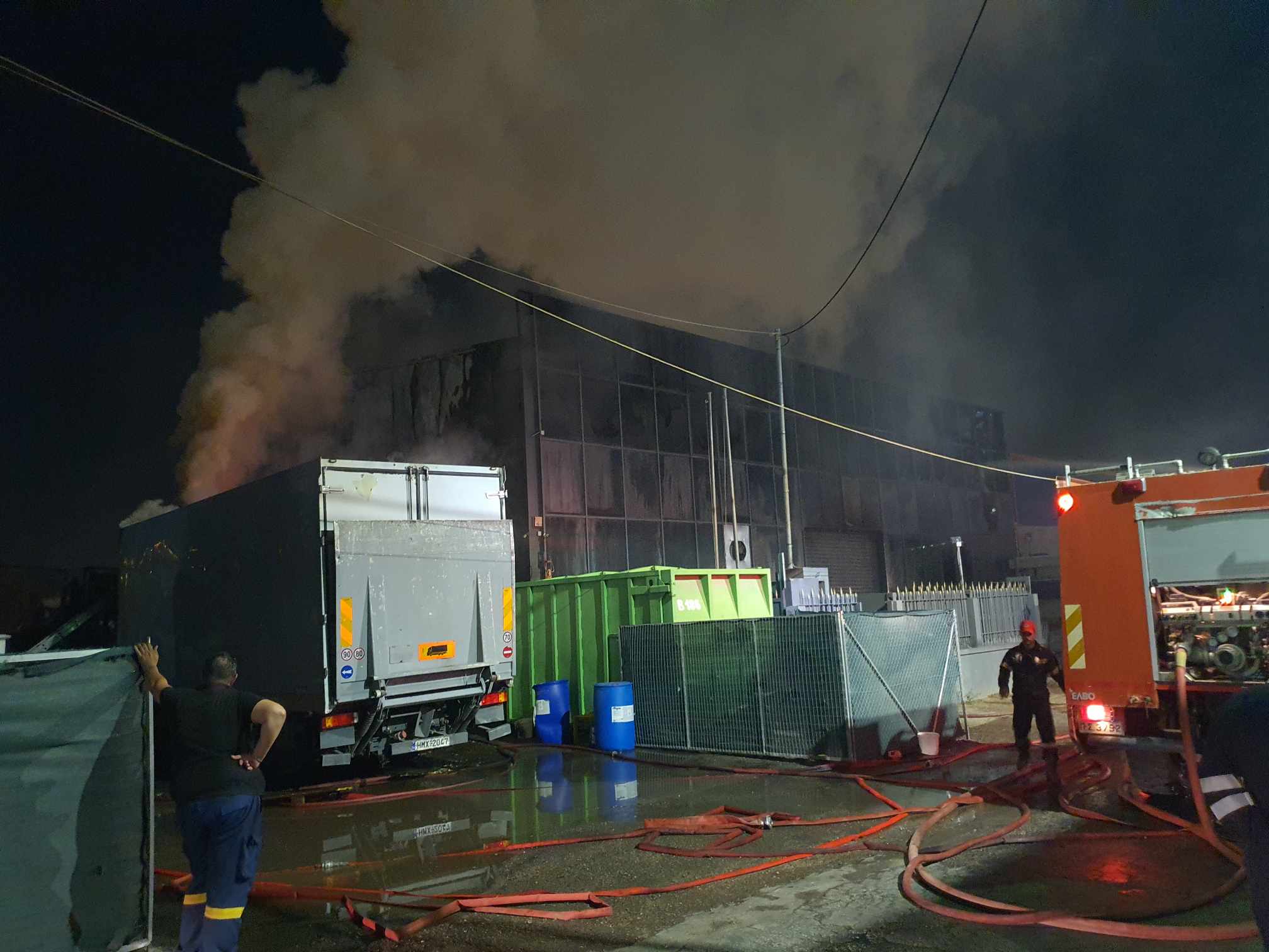 Ασπρόπυργος: Υπό μερικό έλεγχο η πυρκαγιά σε εργοστασιακό χώρο – Μεγάλες υλικές ζημιές