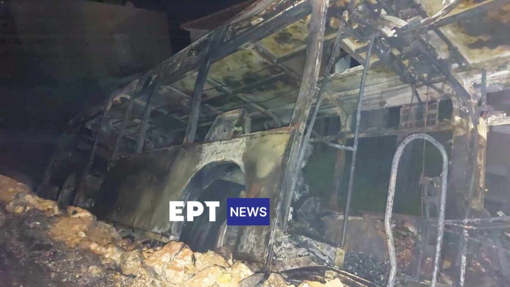 Λέσβος: Τέθηκε υπό έλεγχο η φωτιά σε λεωφορείο στον Γαϊδαρανήφορο (εικόνες)