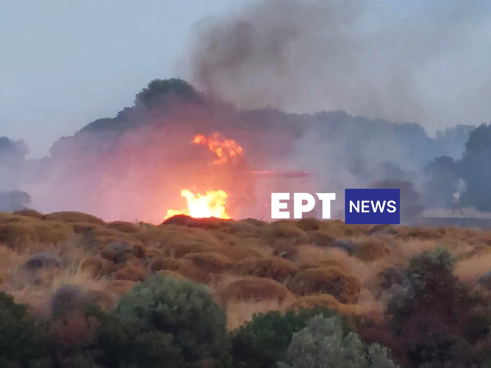 Αναζωπυρώθηκε η φωτιά στην αγροτική αποθήκη στο Λισβόρι (εικόνες)