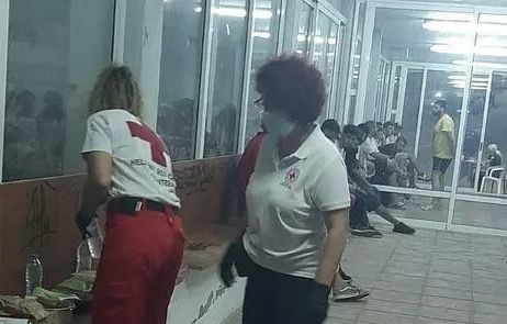 Ηράκλειο: Στο Λαύριο μεταφέρονται οι 43 μετανάστες που φιλοξενούνταν στη Σητεία