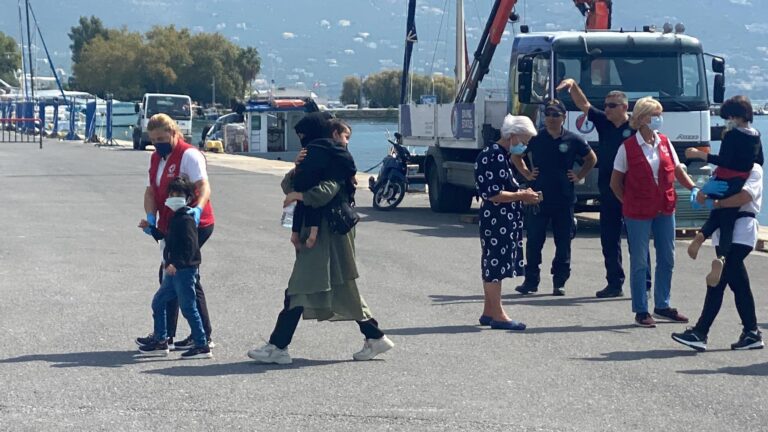 Στο λιμάνι της Καλαμάτας συνολικά 93 μετανάστες που διασώθηκαν δυτικά της Πύλου (φωτό-βίντεο)