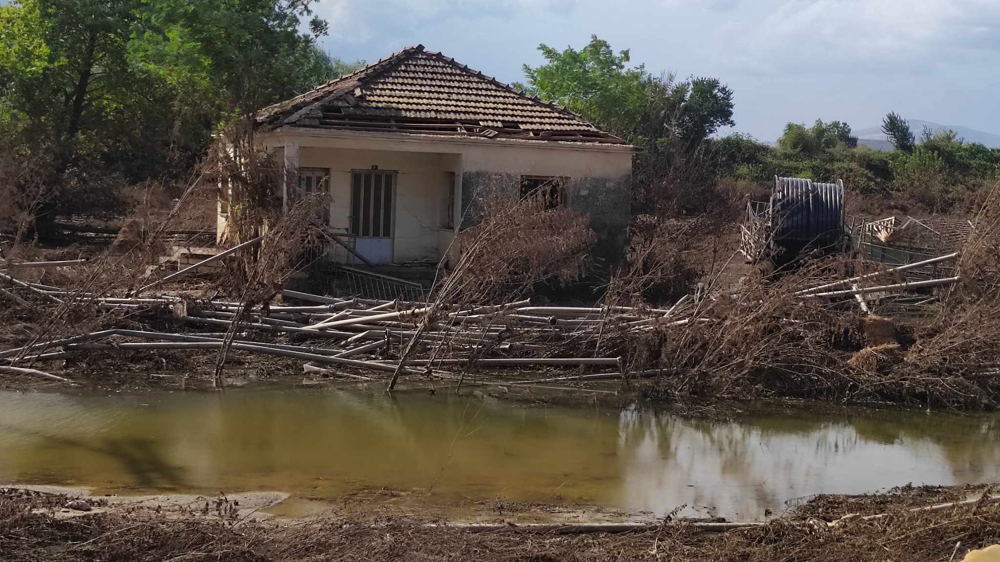 Κεραμίδι Τρικάλων: Αγωνία για το χωριό που “πνίγηκε” μέσα στο νερό και τη λάσπη από την κακοκαιρία Daniel