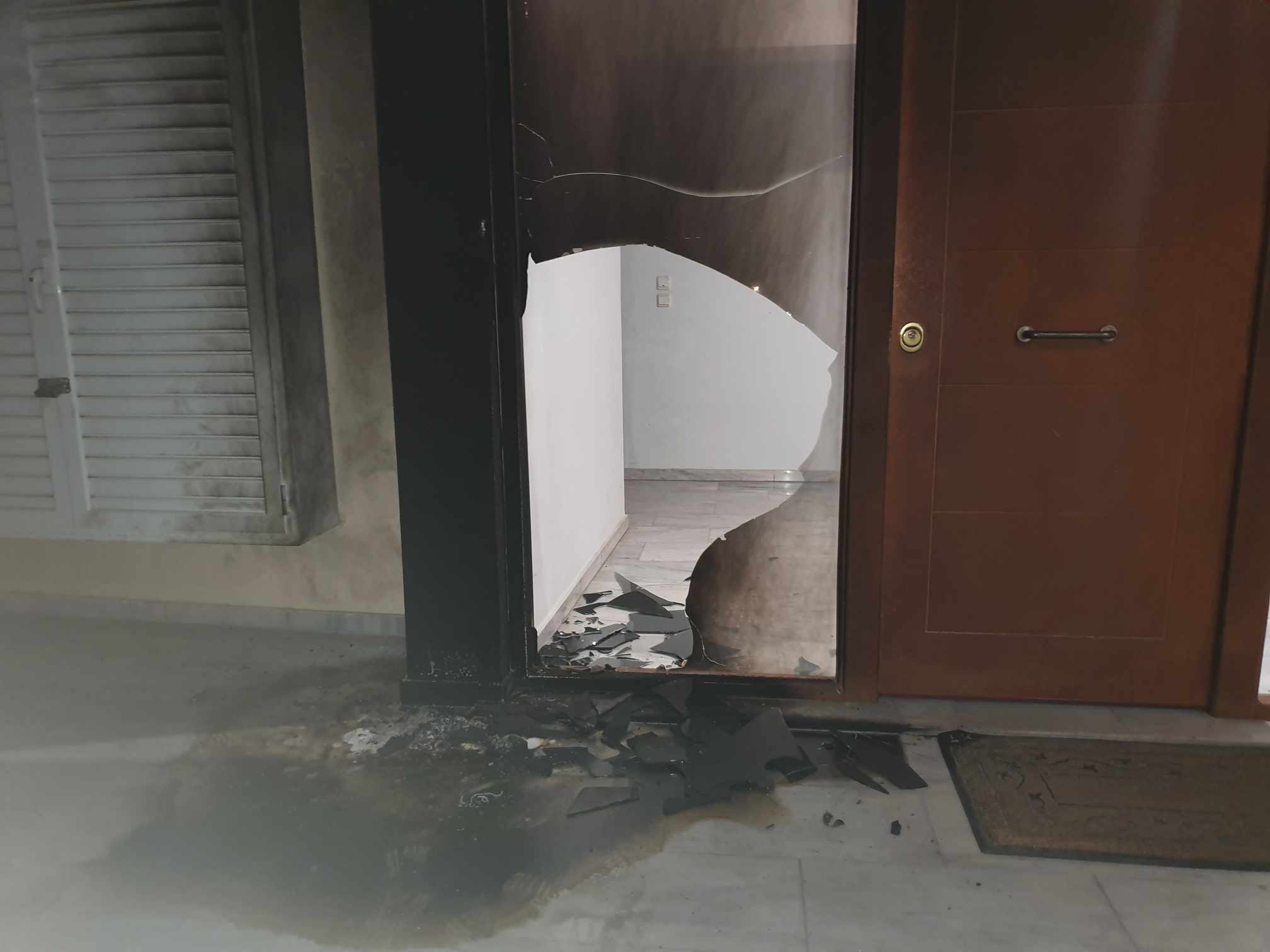 Χολαργός: Έκρηξη αυτοσχέδιου μηχανισμού με γκαζάκια σε είσοδο πολυκατοικίας – Μικρές υλικές ζημιές