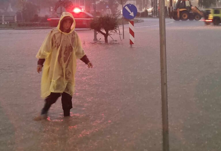 Βόλος: Εγκλωβίστηκε από την κακοκαιρία συνεργείο της ΕΡΤ με την δημοσιογράφο Φρόσω Παύλου – Απεγκλωβίστηκαν από τις Ειδικές Δυνάμεις
