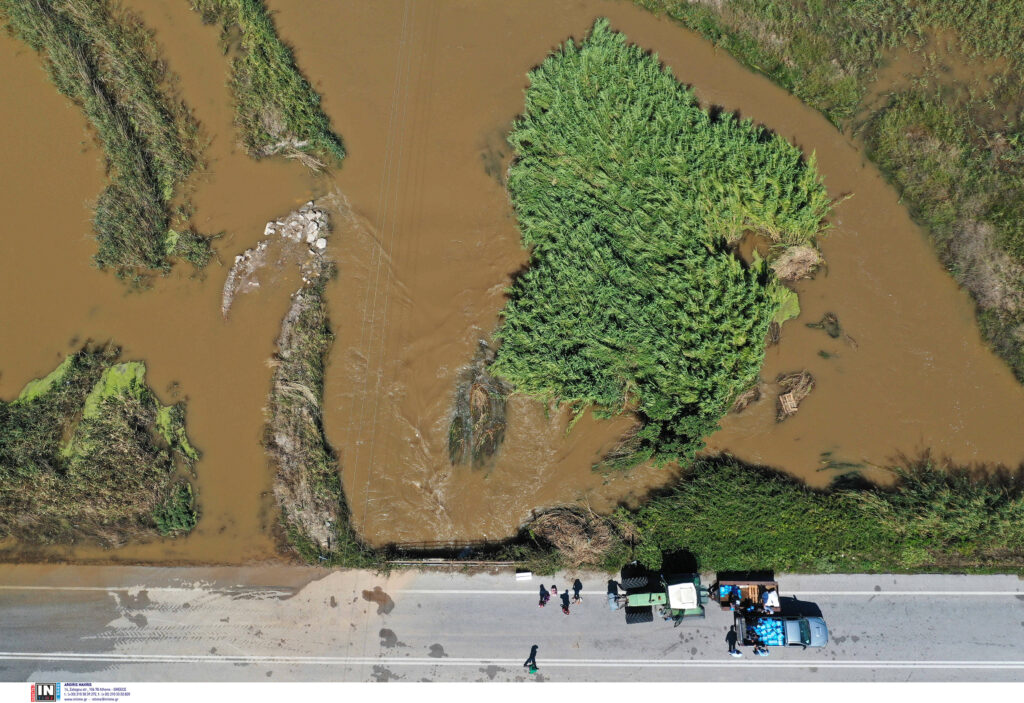 Κακοκαιρία Daniel: Χιλιάδες στρέμματα παραμένουν κάτω από το νερό – Κατέρρευσε γέφυρα στον Παλαιόπυργο