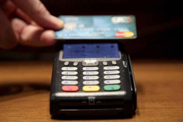 Το τέλος των μετρητών; Η κυριαρχία των καρτών και των κινητών στις καθημερινές πληρωμές