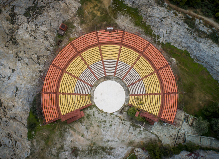 Ανοίγει τις «πύλες» του απόψε ο Λυκαβηττός – Πώς θα ανεβείτε στο Θέατρο χωρίς αυτοκίνητο