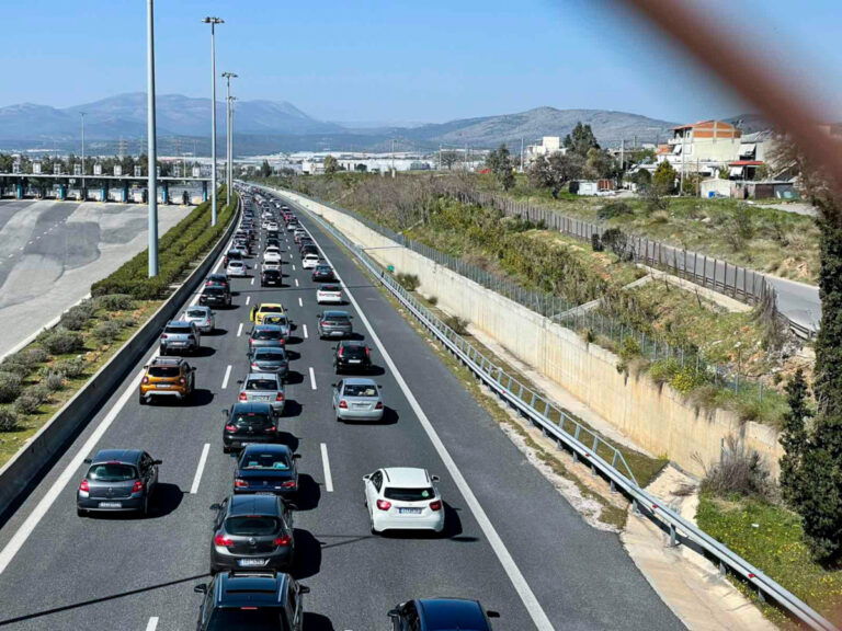 Αυξημένη κίνηση στην Εθνική Οδό λόγω τροχαίου στο ύψος της Ν. Φιλαδέλφειας – Καθυστερήσεις και στην Αττική Οδό