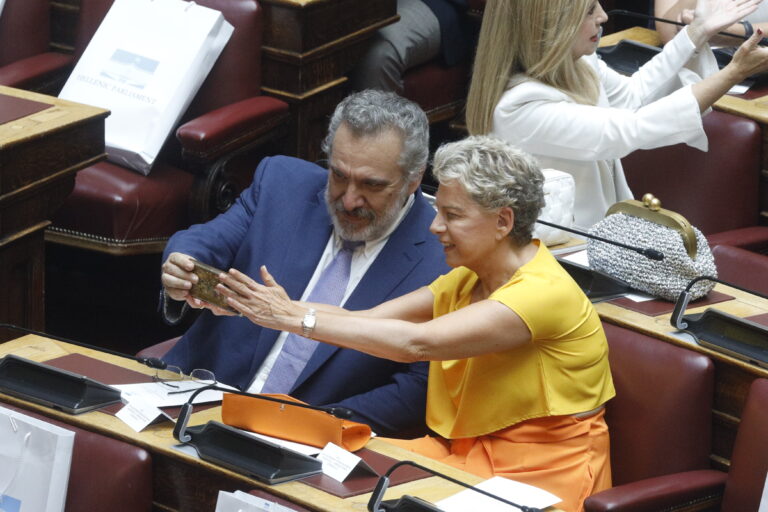 Δεν παραιτούνται Ηλιόπουλος και Ακρίτα για να μπει ο Κασσελάκης στη Βουλή σε περίπτωση που εκλεγεί πρόεδρος του ΣΥΡΙΖΑ