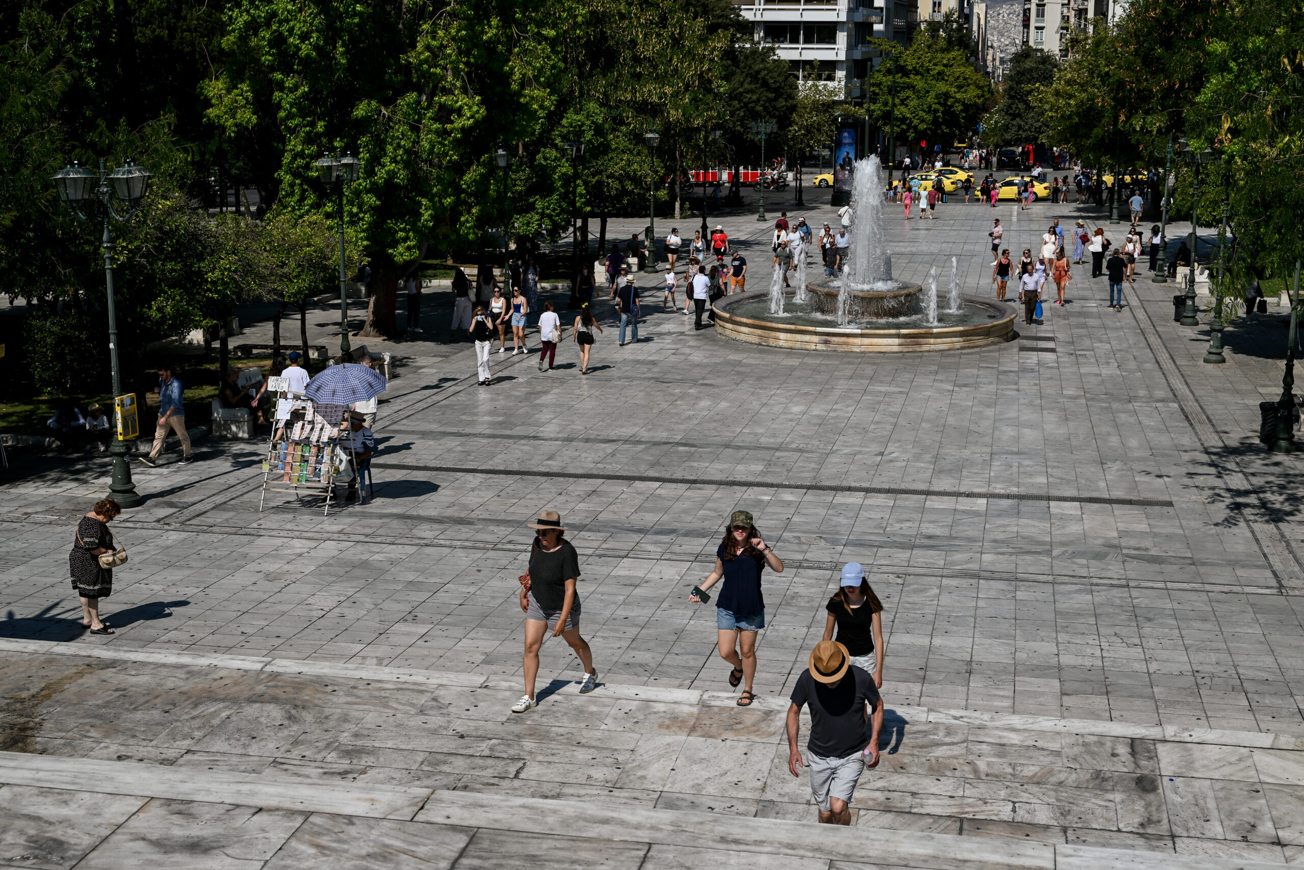 Η ΑΘΗΝΑ ΑΔΕΙΑΖΕΙ ΑΠΟ ΤΟΥΣ ΚΑΤΟΙΚΟΥΣ ΚΑΙ ΤΗΣ ΠΑΡΑΔΙΝΕΤΑΙ ΣΤΟΥΣ ΤΟΥΡΙΣΤΕΣ (ΤΑΤΙΑΝΑ ΜΠΟΛΑΡΗ/ EUROKINISSI)