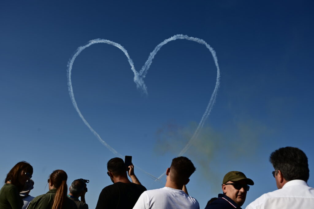 Athens Flying Week – Φωτογραφίες που «κόβουν την ανάσα»: Σπουδαίο αεροπορικό υπερθέαμα