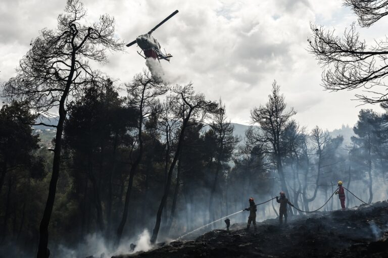 Βελτιωμένη η εικόνα της πυρκαγιάς στη Σταμάτα – Προσαγωγή ενός ύποπτου για εμπρησμό