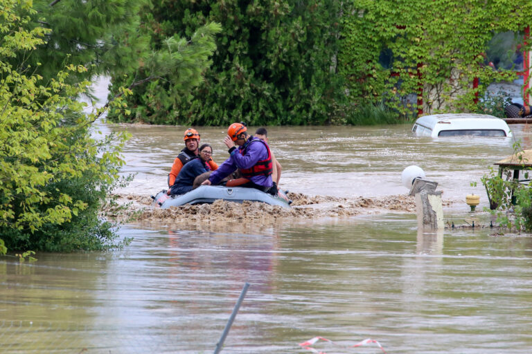 Έως το απόγευμα θα συνεχίσει την επέλασή της η κακοκαιρία Daniel με πολύ μεγάλα ύψη βροχής – Συστάσεις της Πολιτικής Προστασίας στους πολίτες