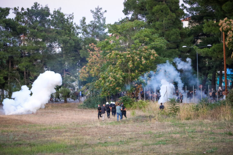 ΕΛΑΣ: 26 προσαγωγές και 7 συλληφθέντες στα επεισόδια της Κυριακής έξω από την Περιφέρεια Θεσσαλίας