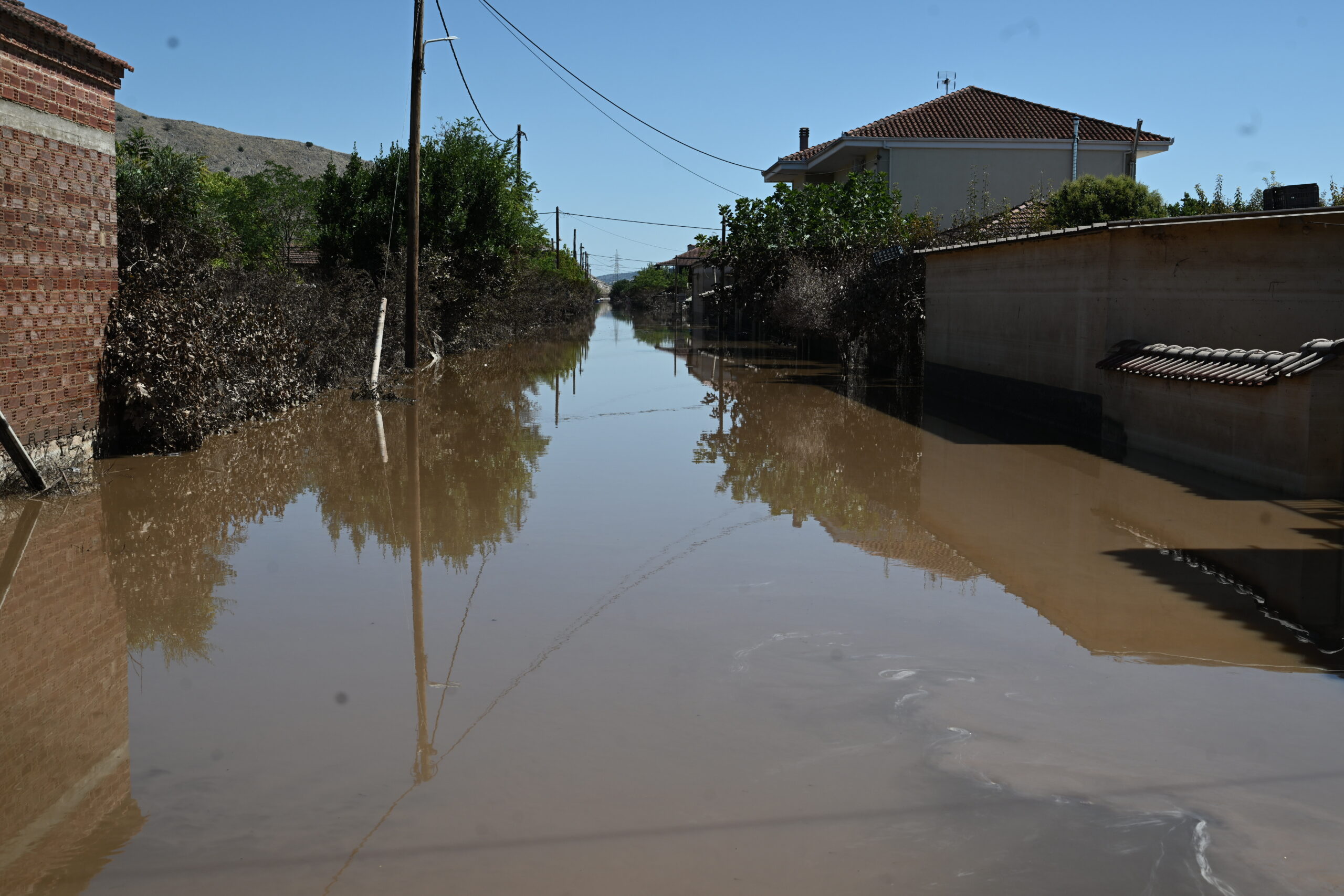 Αγώνας για την αποκατάσταση των ζημιών στη Θεσσαλία: Ακατάλληλο ακόμη το νερό, πολλά προβλήματα σε σιδηροδρομικό και οδικό δίκτυο