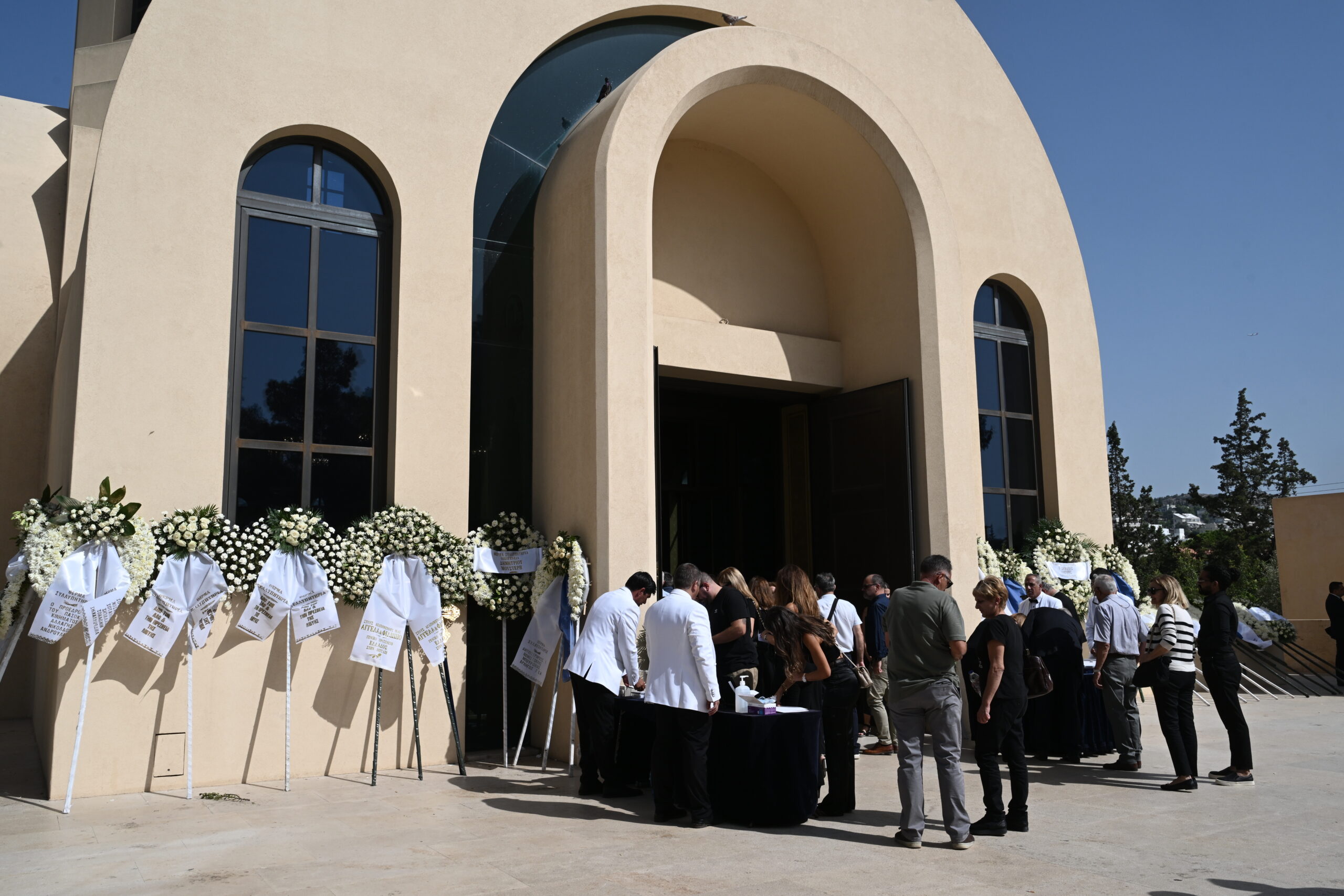 Θρήνος στην κηδεία των διερμηνέων της μοιραίας ελληνικής αποστολής στη Λιβύη (φωτογραφίες)