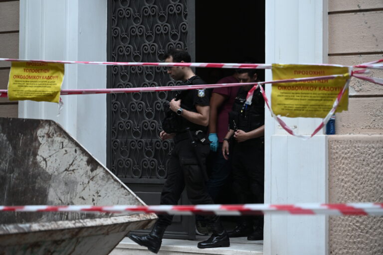 Κολωνάκι: Στα εγκληματολογικά εργαστήρια τα όπλα που βρέθηκαν σε αποθήκη – Πιθανότατα συλλέκτης ο κάτοχός τους