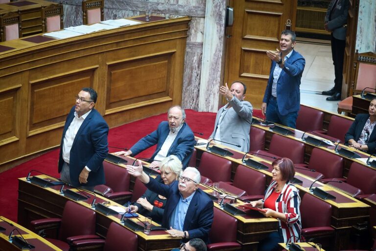 Εργασιακό νομοσχέδιο: Σε υψηλούς τόνους η αντιπαράθεση κυβέρνησης – αντιπολίτευσης στη Βουλή