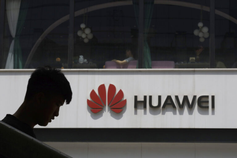 ΗΠΑ: Δεν έχουμε αποδείξεις ότι η Huawei μπορεί να κατασκευάσει προηγμένα smartphones «σε μεγάλη κλίμακα»