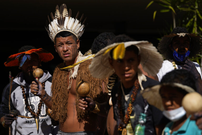 Βραζιλία: Νομοσχέδιο που περιορίζει τα δικαιώματα των ιθαγενών στη γη τους προωθεί η Γερουσία