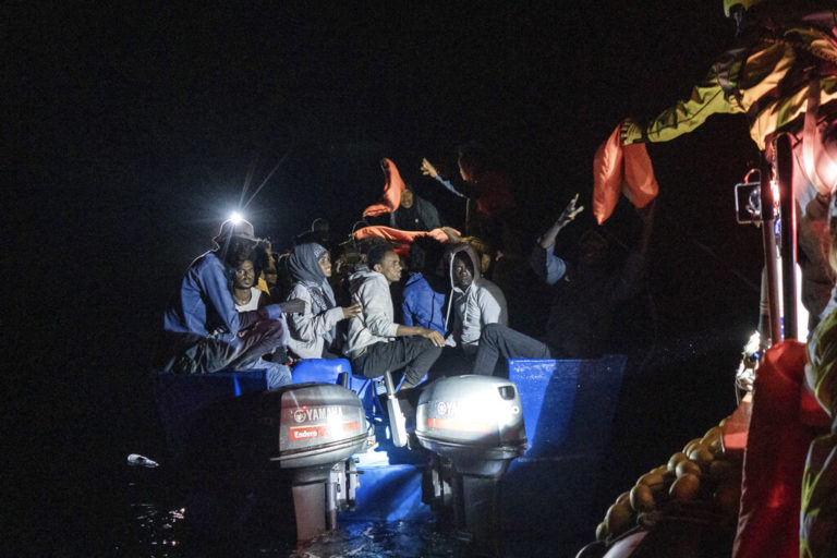 Ιταλία: 8.500 μετανάστες στη Λαμπεντούζα των 6.000 κατοίκων – Η πρωθυπουργός ζήτησε αυτοψία από την ΕΕ