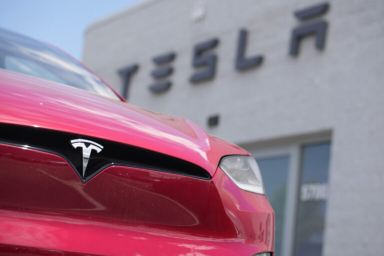 Tesla: Αντιμετωπίζει μήνυση για ρατσιστική συμπεριφορά εναντίον έγχρωμων εργαζομένων σε εργοστάσιό της