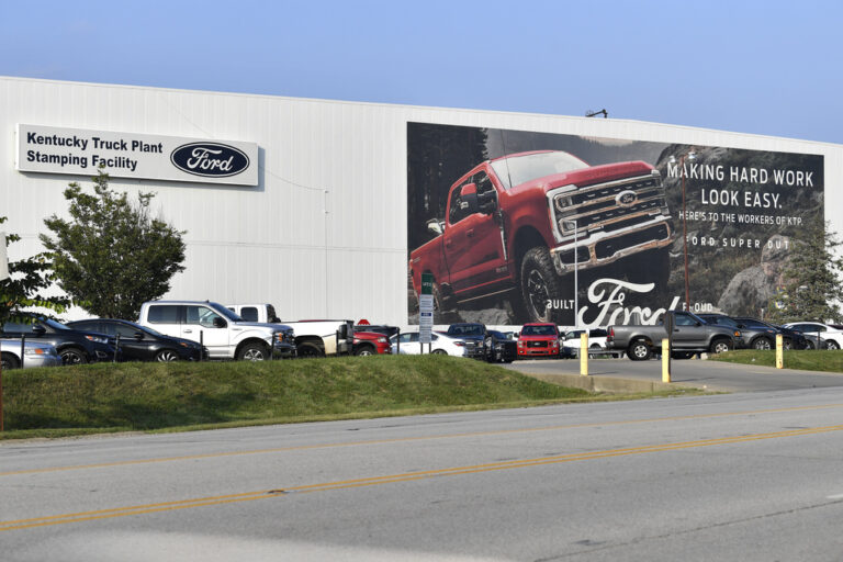 Η Ford καταλήγει σε προσωρινή συμφωνία με τους Καναδούς εργαζομένους της για μια νέα συλλογική σύμβαση
