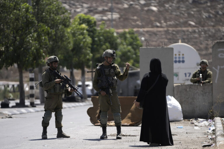Haaretz: Άντρες του ισραηλινού στρατού ανάγκασαν Παλαιστίνιες να γδυθούν