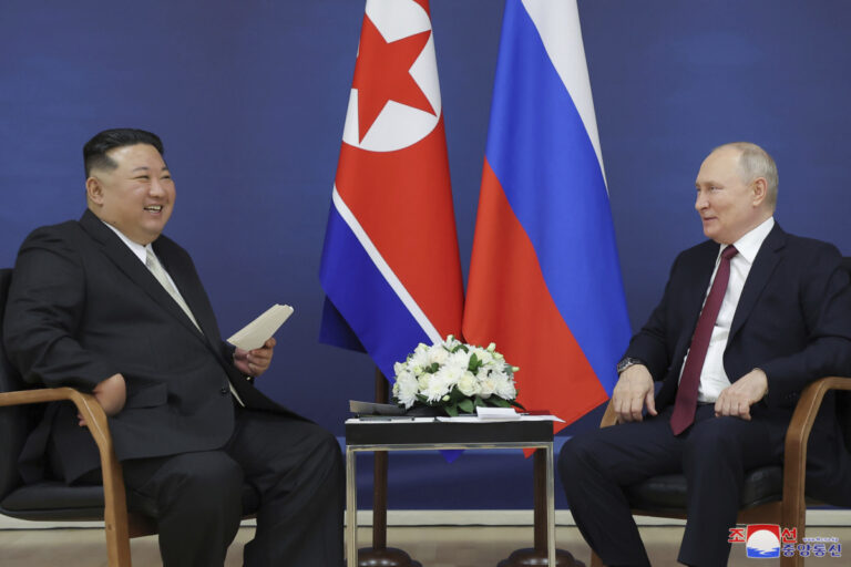 Ρωσία: Η ασφάλεια του Κιμ Γιονγκ Ουν απολύμανε την καρέκλα του στην συνάντηση με τον Πούτιν