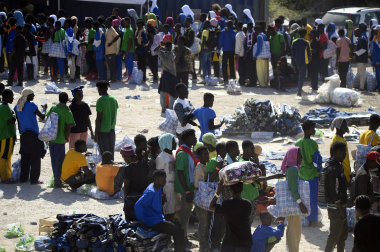 Ιταλία: Η διόγκωση των μεταναστευτικών ροών οδηγεί τη Frontex να ενισχύσει τη δύναμή της στη Λαμπεντούσα