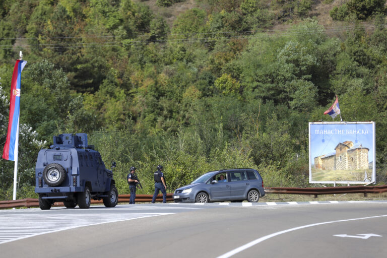 Κοσοβάρος πρωθυπουργός για την ένταση στα βόρεια μετά τον θάνατο αστυνομικού: Οι Αρχές περικύκλωσαν 30 ενόπλους σε μοναστήρι