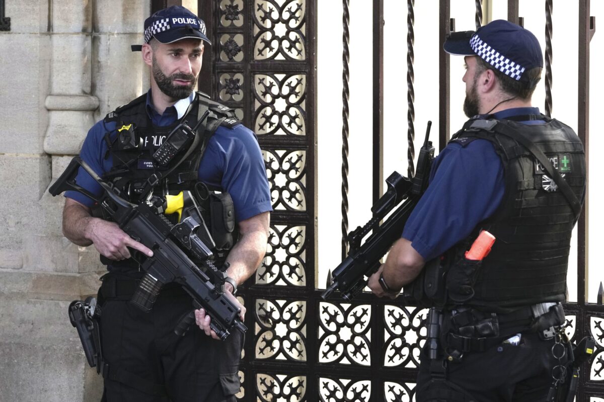 Βρετανία: Οι αστυνομικοί καταθέτουν τα όπλα τους μετά τη δίωξη συναδέλφου τους – Ο στρατός έτοιμος να βοηθήσει στη διατήρηση της τάξης