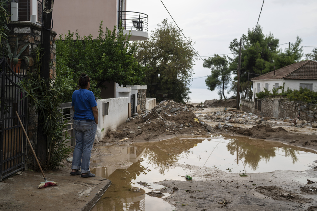 Αντιμέτωποι με τις καταστροφές του “Elias” οι κάτοικοι σε Θεσσαλία και βόρεια Εύβοια