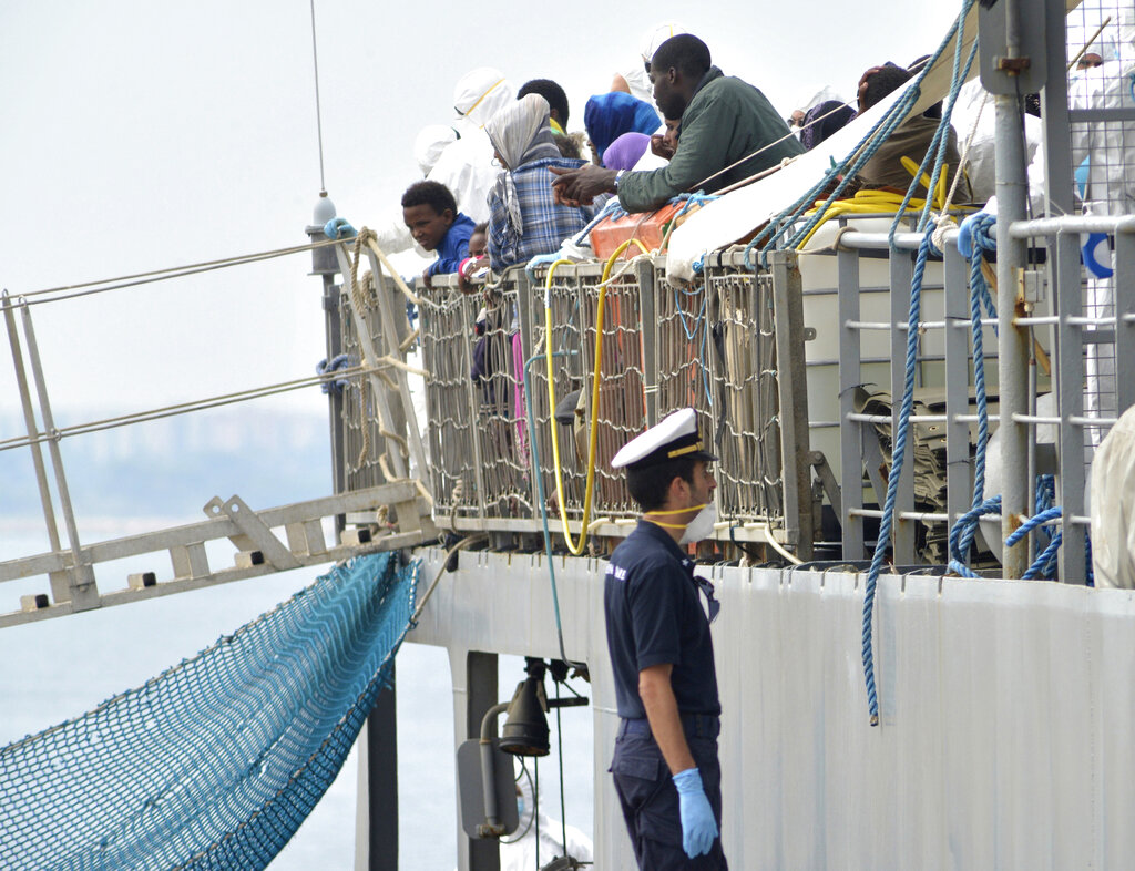 Migrazioni: oltre 5mila arrivi a Lampedusa – La Germania sospende le procedure di ricollocazione dei richiedenti asilo in Italia